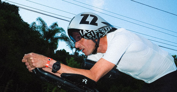 How does gel intake strategy change when racing in the heat?